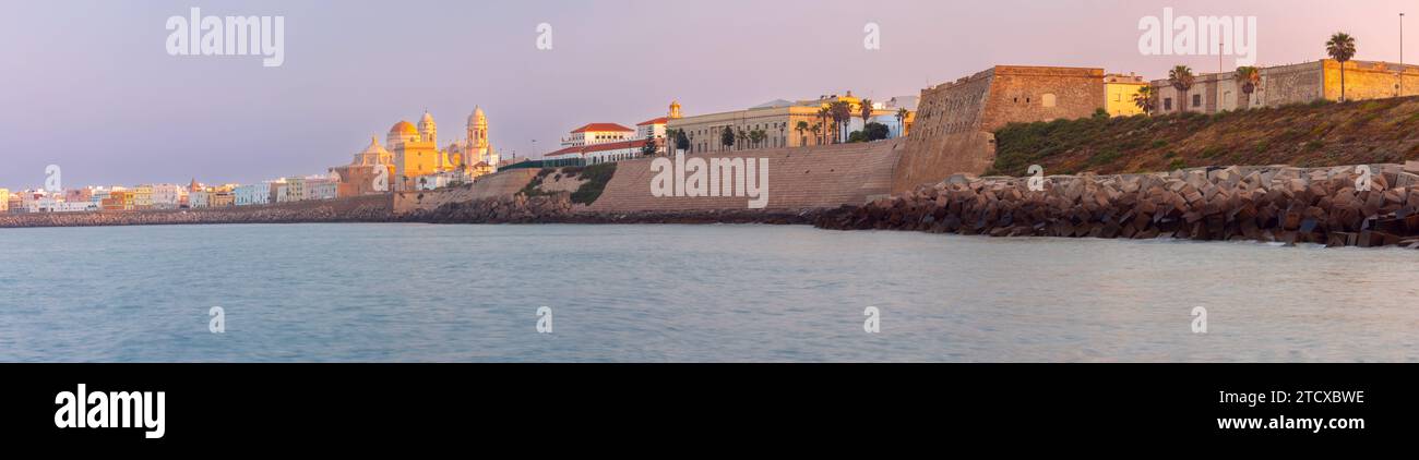 Vista panoramica della costa e della Cattedrale di Santa Croce sul lungofiume della città di prima mattina. Cadice. Spagna. Andalusia. Foto Stock