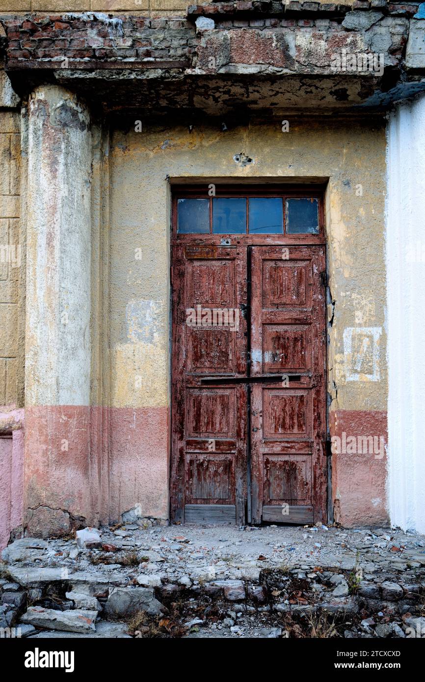 Vecchia porta chiusa con vernice sbucciata. Foto Stock