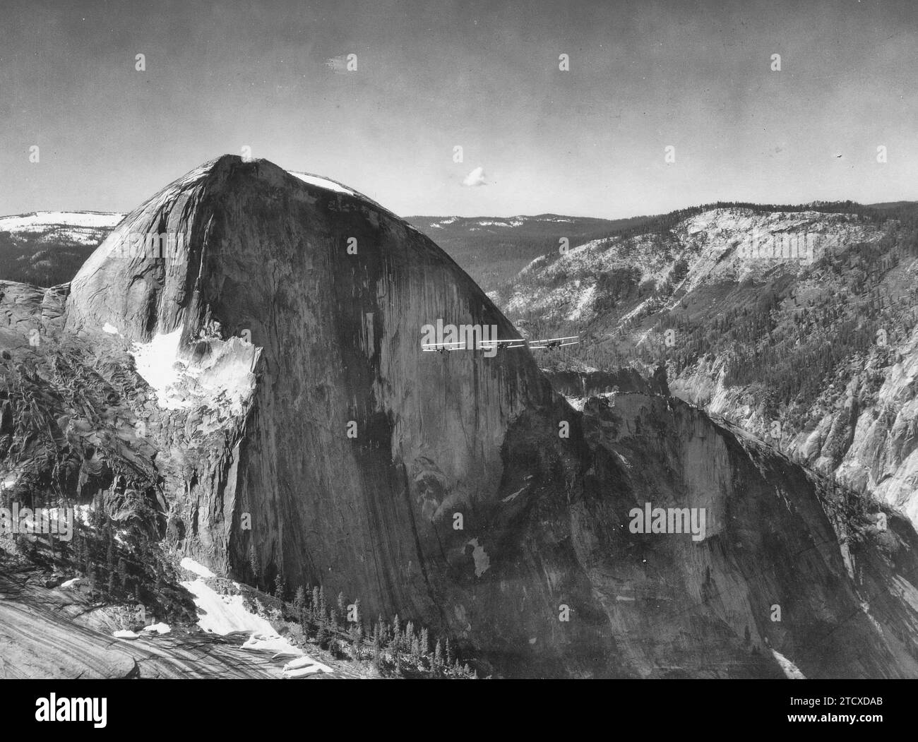 Vista aerea dell'Half Dome con tre biplani di fronte, parco nazionale di Yosemite, luglio 1932 Foto Stock