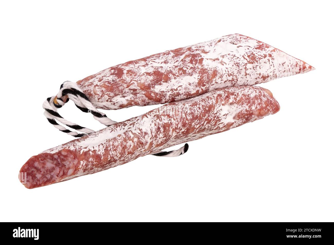 salsiccia di salame salsiccia di maiale stagionata a secco sottile con gusto particolare isolata su fondo bianco, con percorso di ritaglio, vista dall'alto Foto Stock