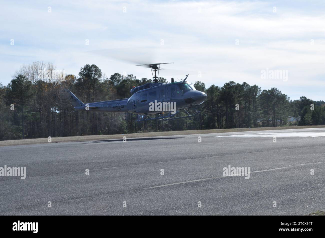 L'elicottero U.S. Air Force 23rd Flying Training Squadron TH-1H Huey si prepara ad atterrare in un punto di rifornimento vicino al Cairns Army Airfield, Alabama durante un volo di addestramento il 5 dicembre 2023. Il 23rd FTS ha collaborato con il 908th Airlift Wing per aiutare a preparare i membri del 908th Aircrew per la loro futura missione come scuola di addestramento formale per l'elicottero MH-139A Grey Wolf. (Foto U.S. Air Force di Bradley J. Clark) Foto Stock