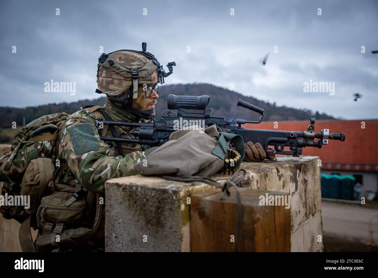 Un cadetto della Royal Military Academy Sandhurst ingaggia forze opposte durante Dynamic Victory 23-3 presso il Joint Multination Readiness Center vicino Hohenfels, Germania, 22 novembre 2023. Dynamic Victory 23-3 è l'ultima esercitazione sul campo per i cadetti prima che diventino ufficiali dell'esercito britannico. (Foto dell'esercito degli Stati Uniti del sergente Christian Aquino) Foto Stock