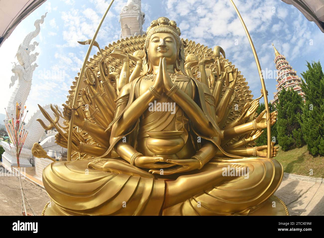 Mille mani dello Statuet dorato Guan Yin Bodhisattva di fronte alla cappella del tempio Huay Pla Kang. Situato nella provincia di Chiang Rai in Thailandia. Foto Stock