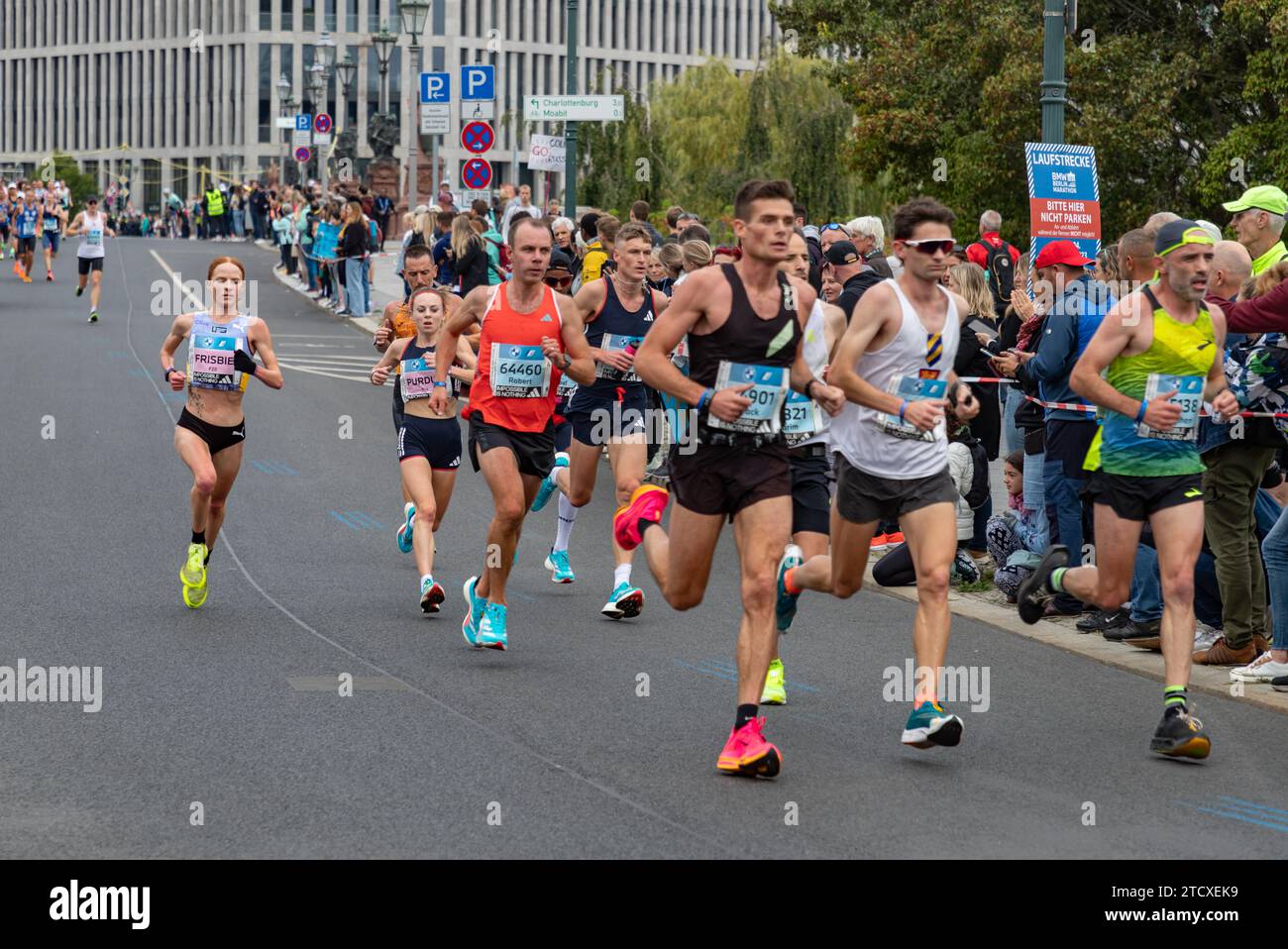 Una foto di corridori d'élite alla maratona di Berlino del 2023. Foto Stock