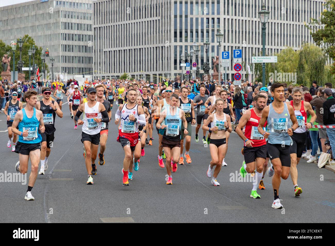 Una foto di corridori d'élite alla maratona di Berlino del 2023. Foto Stock