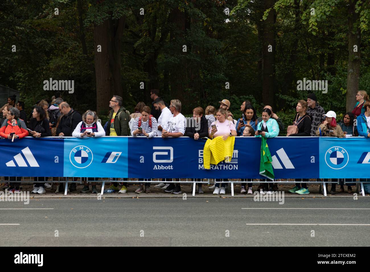 Una foto degli spettatori che guardano la maratona di Berlino del 2023. Foto Stock