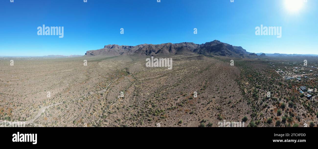 Varie immagini di droni delle montagne superstizioni nel canyon d'oro dell'Arizona scattate in momenti diversi della giornata. Foto Stock