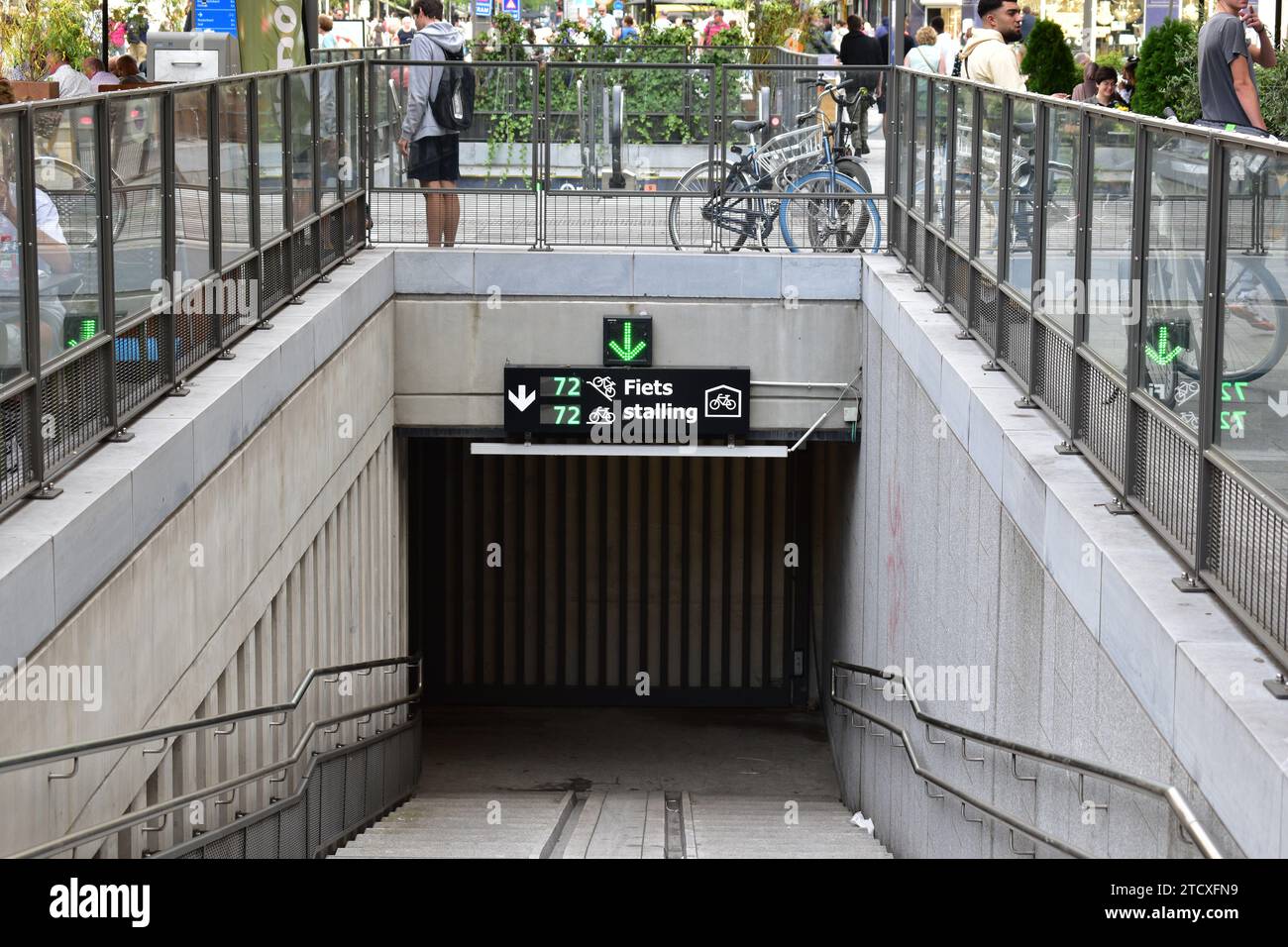 Ingresso a un garage sotterraneo per il parcheggio delle biciclette nel centro della città di Anversa Foto Stock