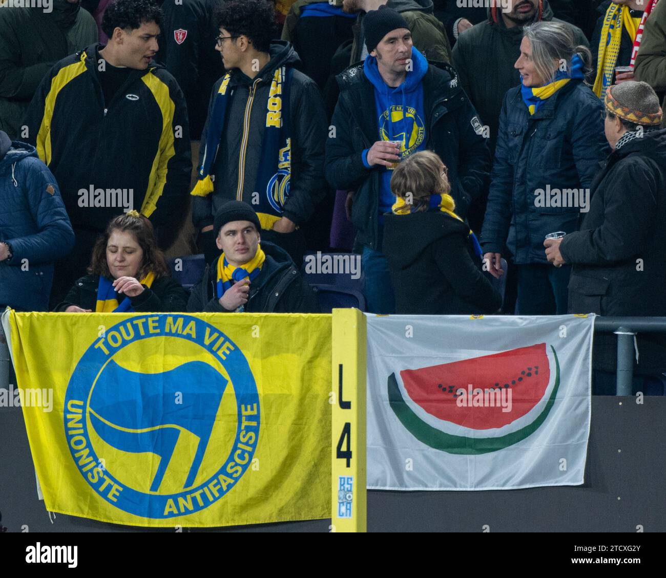 Bruxelles, Belgio. 14 dicembre 2023. I tifosi dell'Union SG durante la partita del gruppo e di UEFA Europa League tra R. Union Saint-Gilloise e Liverpool FC al RSC Anderlecht Stadium di Bruxelles, Belgio, il 14 dicembre 2023 (foto di Andrew SURMA/ Credit: SIPA USA/Alamy Live News Foto Stock