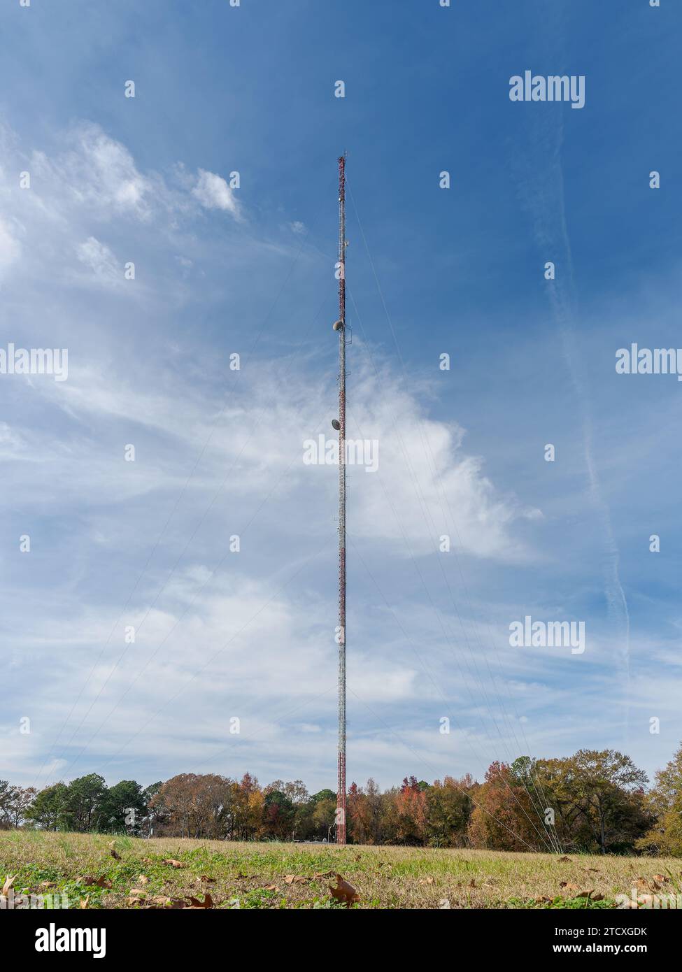 T.V. tower di trasmissione televisiva alta in un campo a Montgomery Alabama, Stati Uniti. Foto Stock