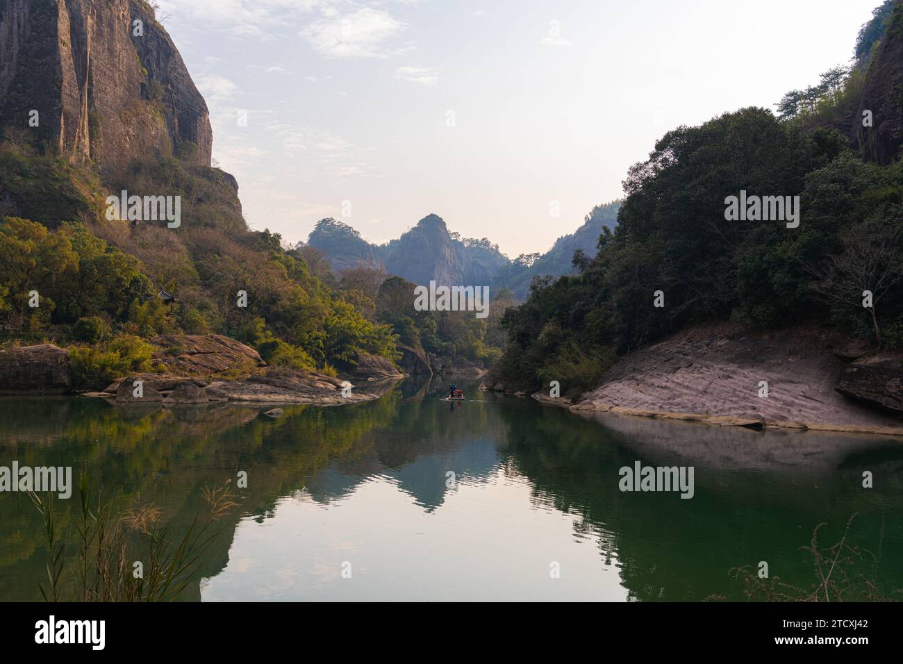 L'acqua verde smeraldo del Nine Bend River o Jiuxi River attraverso Wuyishan o il monte wuyi area panoramica nella provincia di Fujian Cina. Sfondo tramonto Foto Stock