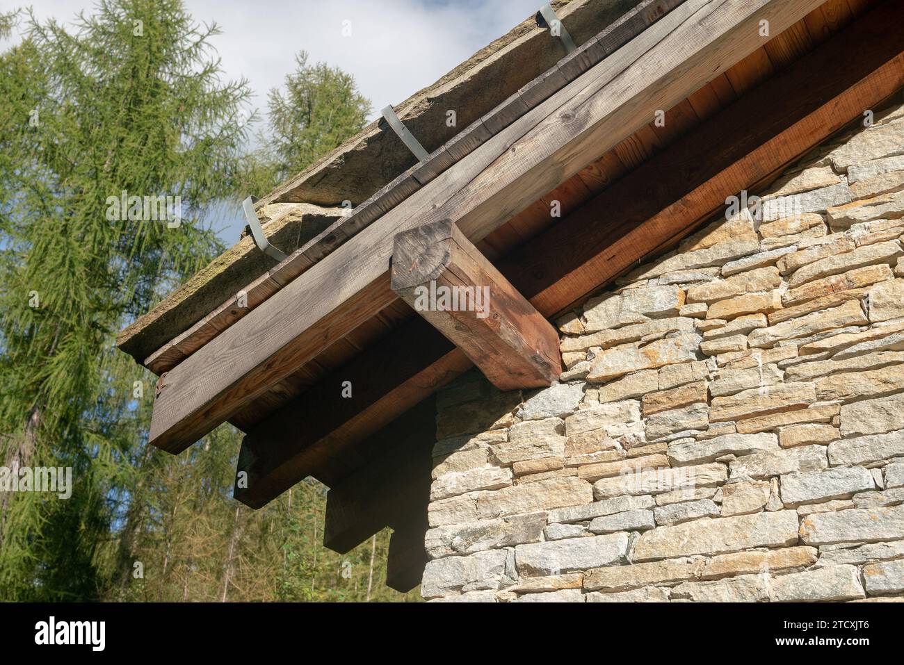 tetto, capriata particolare con travi in legno a vista. struttura a trave con interblocco rivestita con cordone di legno. giacca termica, classe energetica, rifugio di montagna Foto Stock