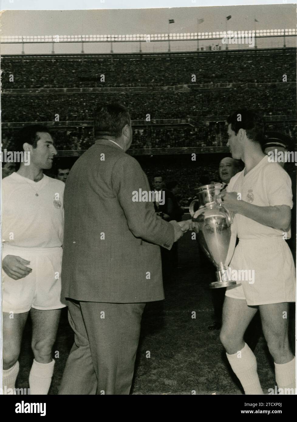 Madrid, giugno 1959. Don Santiago Bernabéu riceve applausi dal pubblico quando gli viene assegnata la IV Coppa europea, vinta in Germania, quando il Real Madrid batte lo Stade de Reims per 2 a 0. Nell'immagine, il presidente bianco con José María Zárraga e Francisco Gento. Crediti: Album / Archivo ABC / Álvaro García Pelayo Foto Stock