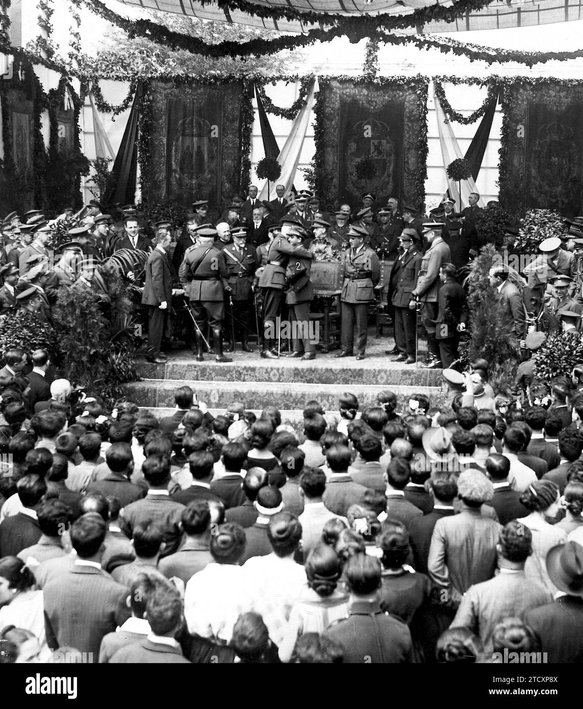 03/31/1926. Siviglia. In pirotecnica militare. L'infante Don Carlos che abbraccia il comandante Franco. Crediti: Album / Archivo ABC Foto Stock