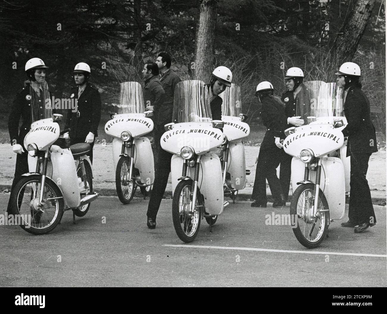 Madrid, 11/30/1973. Una parata della polizia municipale di Madrid si è tenuta nel parco ovest. Le signore della polizia stradale hanno partecipato, per la prima volta con le moto, a questa manifestazione, presieduta dal sindaco della città, Miguel Ángel García Lomas. Crediti: Album / Archivo ABC / Teodoro Naranjo Domínguez Foto Stock