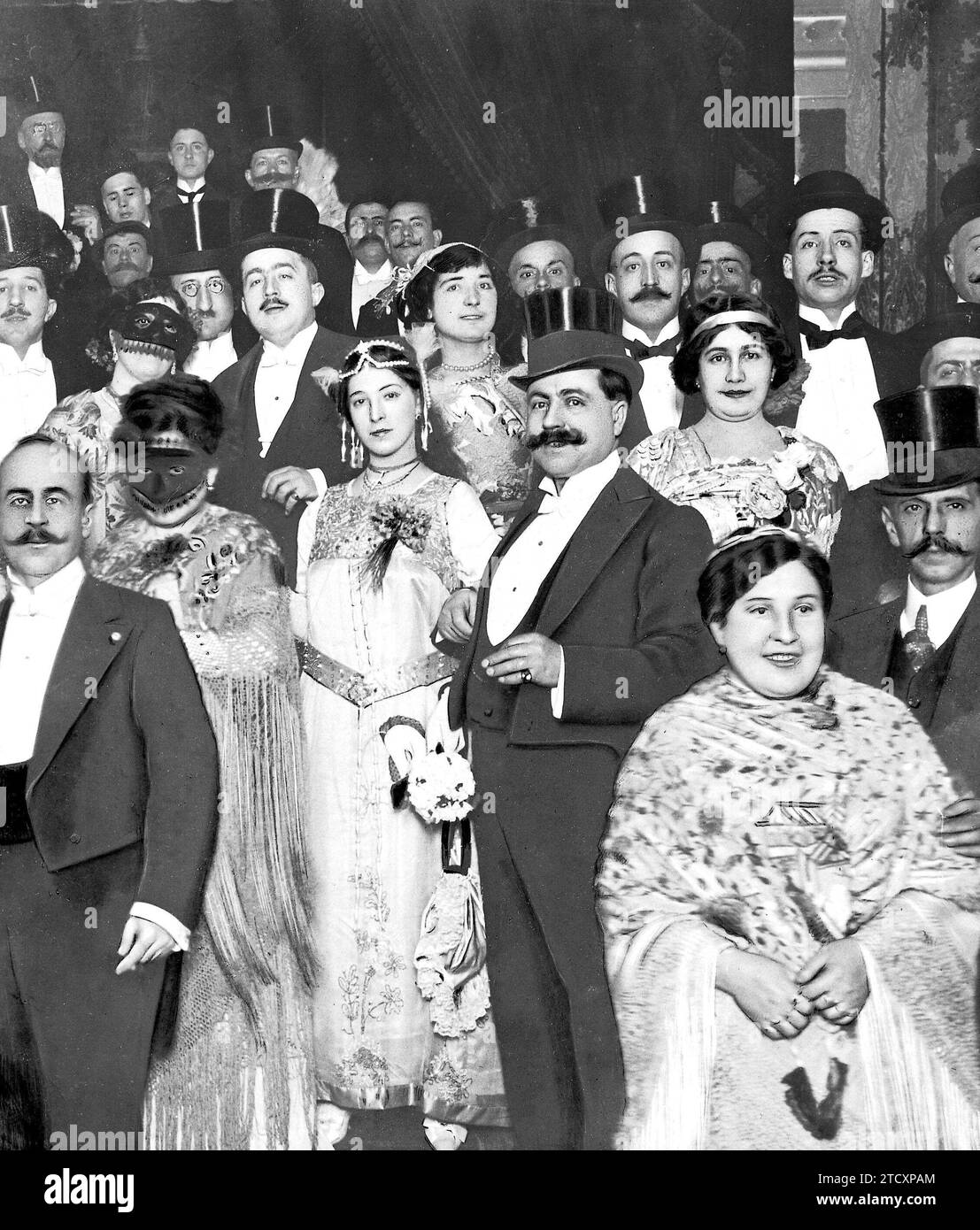 01/31/1912. Maschera Ball al Royal Theater. Un gruppo nel "Foyer" del Royal coliseum durante la danza tenuta a beneficio dell'Associazione degli scrittori e degli artisti. Crediti: Album / Archivo ABC / Ramón Alba Foto Stock