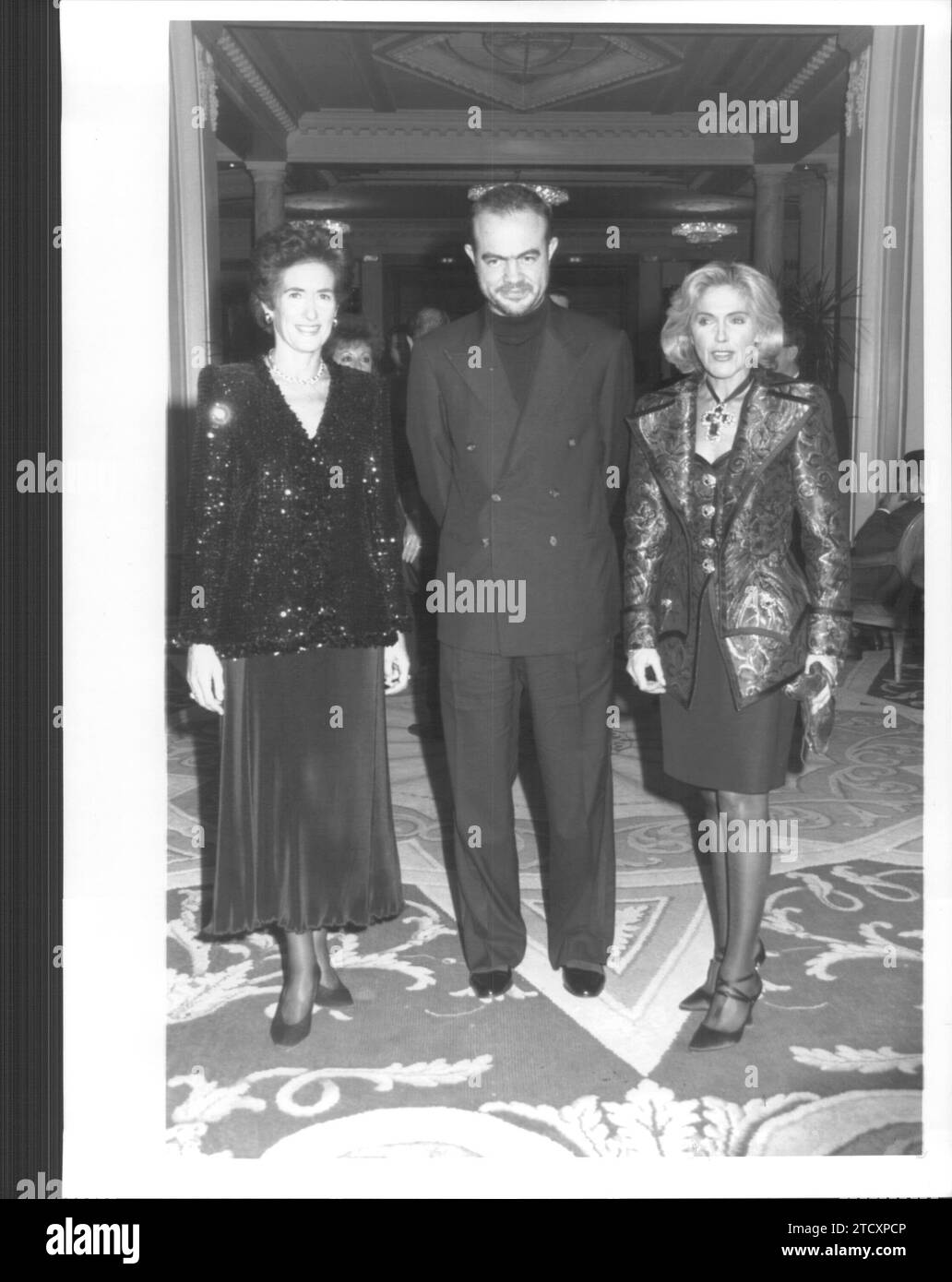 Christian Lacroix con Covandona o'Shea e Beatriz de Orleans alla festa "Achievers of Fashion 1992". Nella foto, Christan Lacroix che ha ricevuto la "T" d'oro come miglior designer. Crediti: Album / Archivo ABC / Yolanda Cardo Foto Stock