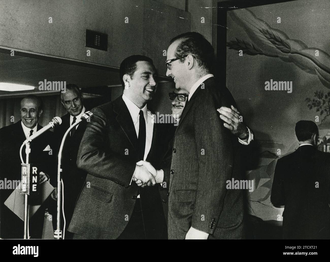 Madrid. Novembre 1967. Gli scrittori Gonzalo Anes e Miguel Martínez Cuadrado si stringono la mano, come vincitori del primo premio Tauro. La consegna è stata effettuata presso la sede centrale del gruppo Fierro. Crediti: Album / Archivo ABC / Teodoro Naranjo Domínguez Foto Stock