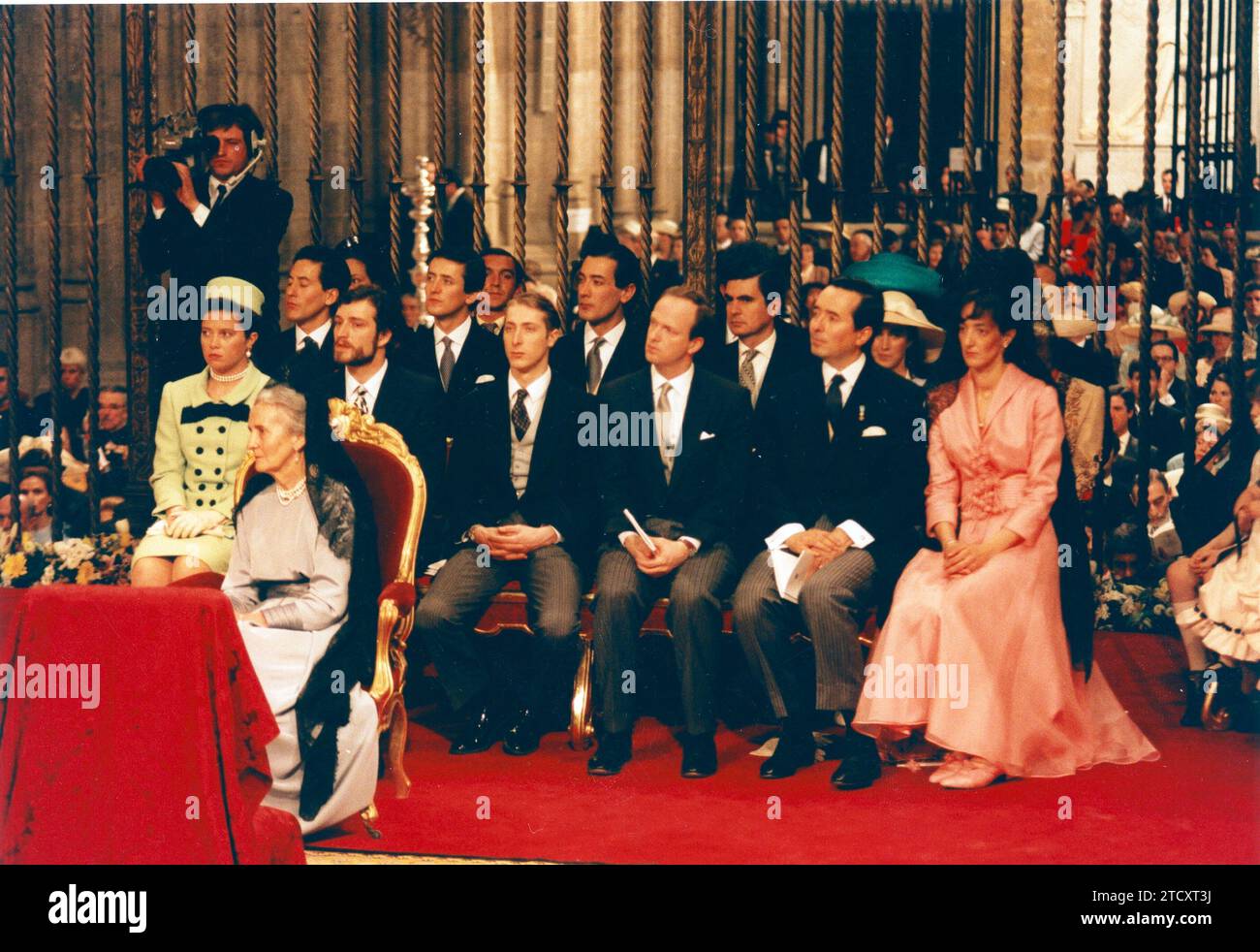 Siviglia, 18 marzo 1995. Matrimonio dell'infanta Elena e Jaime de Marichalar nella Cattedrale di Siviglia. Nell'immagine, la contessa vedova di Ripalda, madre di Don Jaime de Marichalar, durante la cerimonia, insieme ad altri ospiti. Crediti: Album / Archivo ABC Foto Stock