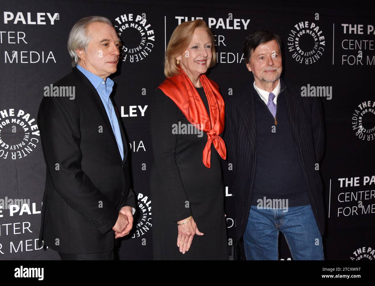 New York, NY, USA. 14 dicembre 2023. Los Angeles Times staff Writer, Stephen Battaglio, presidente e CEO di PBS, Paula Kerger e Ken Burns a Ken Burns e PBSÕ Paula Kerger in Conversation al Paley Center for Media il 14 dicembre 2023 a New York City. Credito: Media Punch/Alamy Live News Foto Stock New York, NY, USA. 14 dicembre 2023. Los Angeles Times staff Writer, Stephen Battaglio, presidente e CEO di PBS, Paula Kerger e Ken Burns a Ken Burns e PBSÕ Paula Kerger in Conversation al Paley Center for Media il 14 dicembre 2023 a New York City. Credito: Media Punch/Alamy Live News Foto Stock