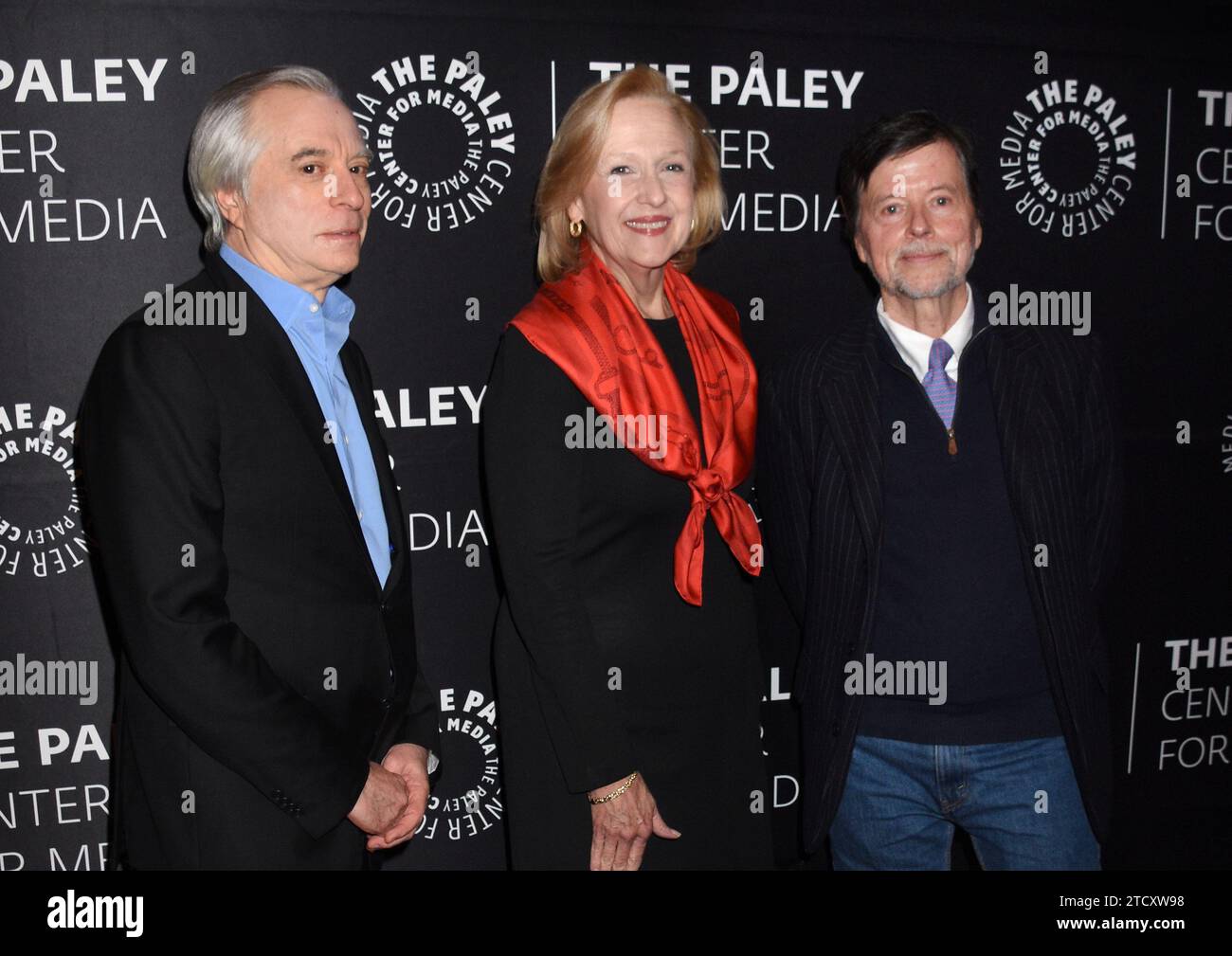New York, NY, USA. 14 dicembre 2023. Los Angeles Times staff Writer, Stephen Battaglio, presidente e CEO di PBS, Paula Kerger e Ken Burns a Ken Burns e PBSÕ Paula Kerger in Conversation al Paley Center for Media il 14 dicembre 2023 a New York City. Credito: Media Punch/Alamy Live News Foto Stock New York, NY, USA. 14 dicembre 2023. Los Angeles Times staff Writer, Stephen Battaglio, presidente e CEO di PBS, Paula Kerger e Ken Burns a Ken Burns e PBSÕ Paula Kerger in Conversation al Paley Center for Media il 14 dicembre 2023 a New York City. Credito: Media Punch/Alamy Live News Foto Stock