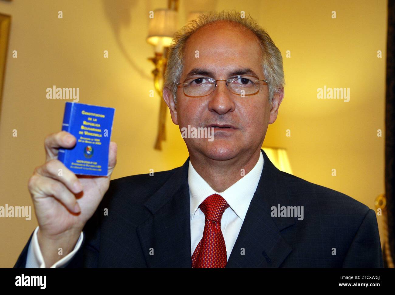 Madrid, 15/10/2009. Intervista ad Antonio Ledezma, sindaco metropolitano di Caracas. Nell'immagine tiene nella mano destra una copia della Costituzione della Repubblica del Venezuela. Crediti: Album / Archivo ABC / Ernesto Agudo Foto Stock