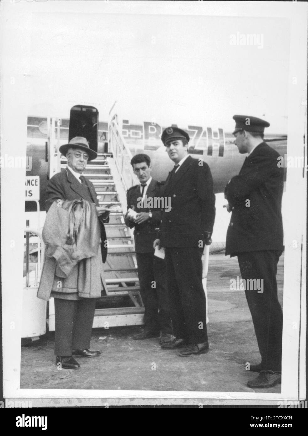 12/31/1958. Il giornalista e collaboratore di ABC, Gregorio Corrochano prima di salire a bordo dell'aereo per l'Algeria. Crediti: Album / Archivo ABC / Cano Foto Stock