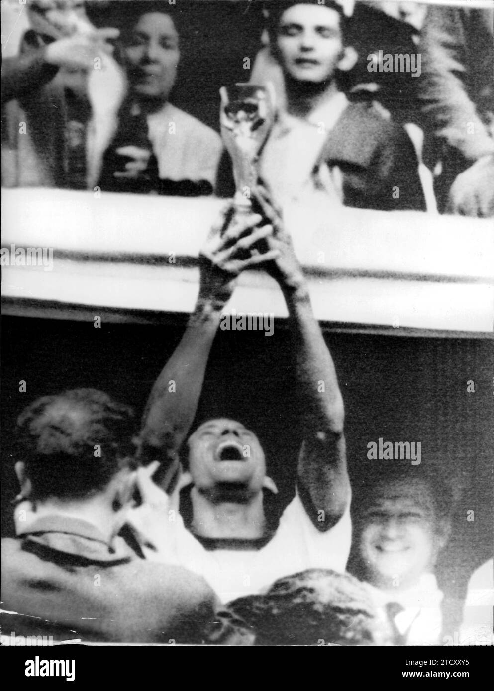 Messico, 21/6/1970.- il capitano della squadra di calcio brasiliana, Carlos Alberto, alza la coppa del mondo sopra la sua testa, ha vinto dopo aver battuto l'Italia 4-1 in finale. Crediti: Album / Archivo ABC Foto Stock