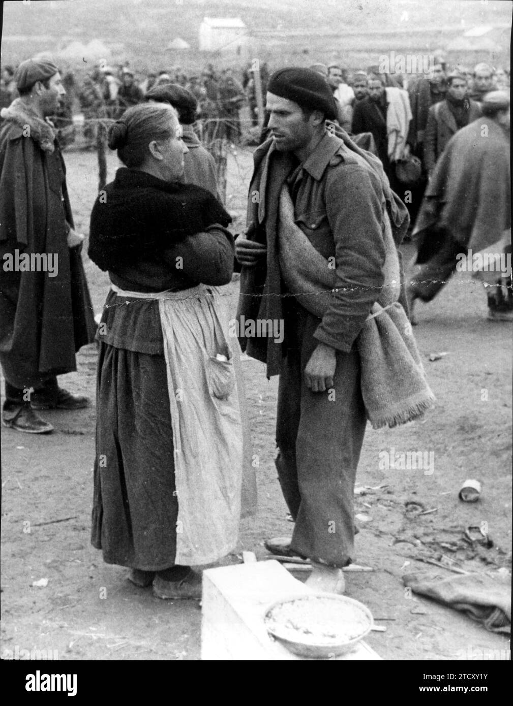 Tarragona, 1939. Guerra civile spagnola. Parenti di prigionieri della battaglia dell'Ebro a Tarragona. Crediti: Album / Archivo ABC Foto Stock