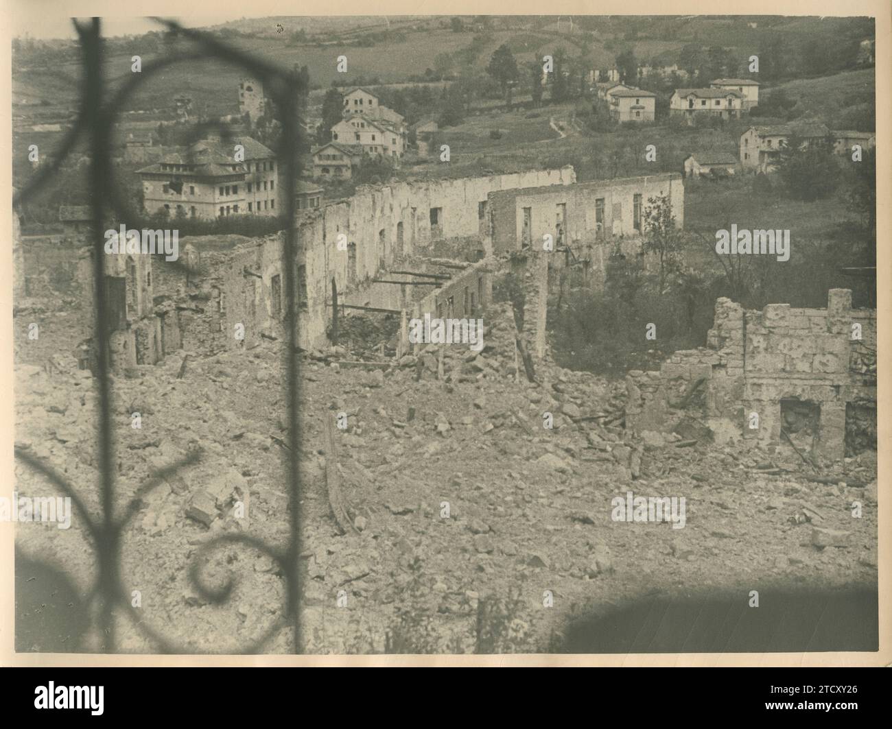 Spagna, 1937. Guerra civile spagnola. Detriti e distruzione visti dal balcone di una casa. Nell'immagine, un primo piano della recinzione di detto balcone. Crediti: Album / Archivo ABC Foto Stock