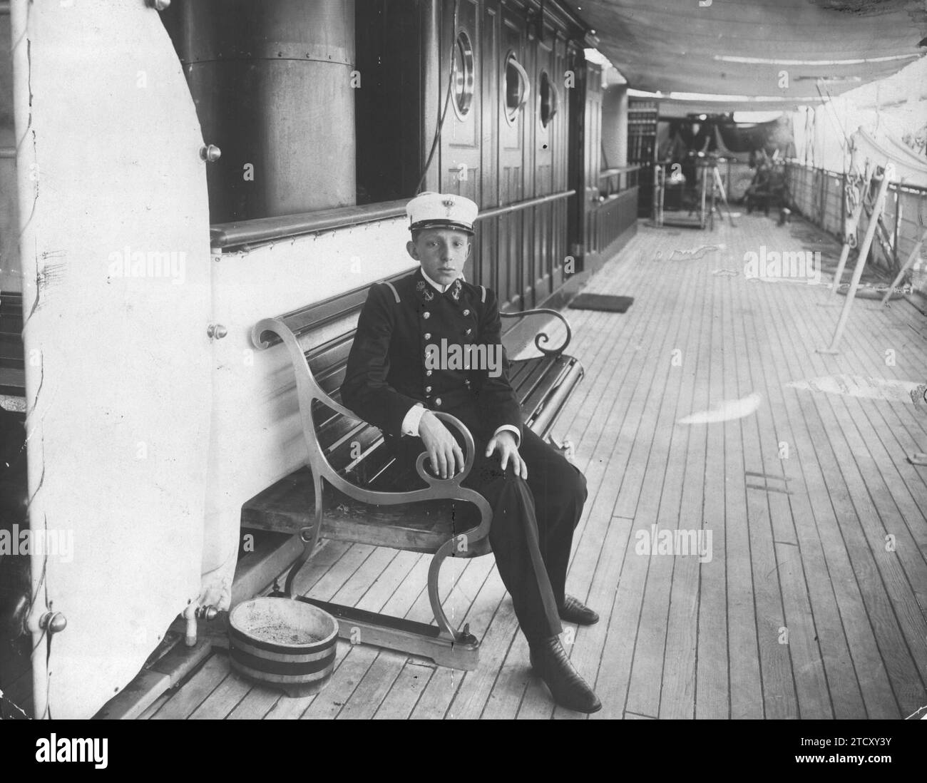Ferrol (Galizia), settembre 1900. Alfonso XIII in uniforme da marinaio sul ponte della nave Giralda. Crediti: Album / Archivo ABC / Pascual Rey Foto Stock