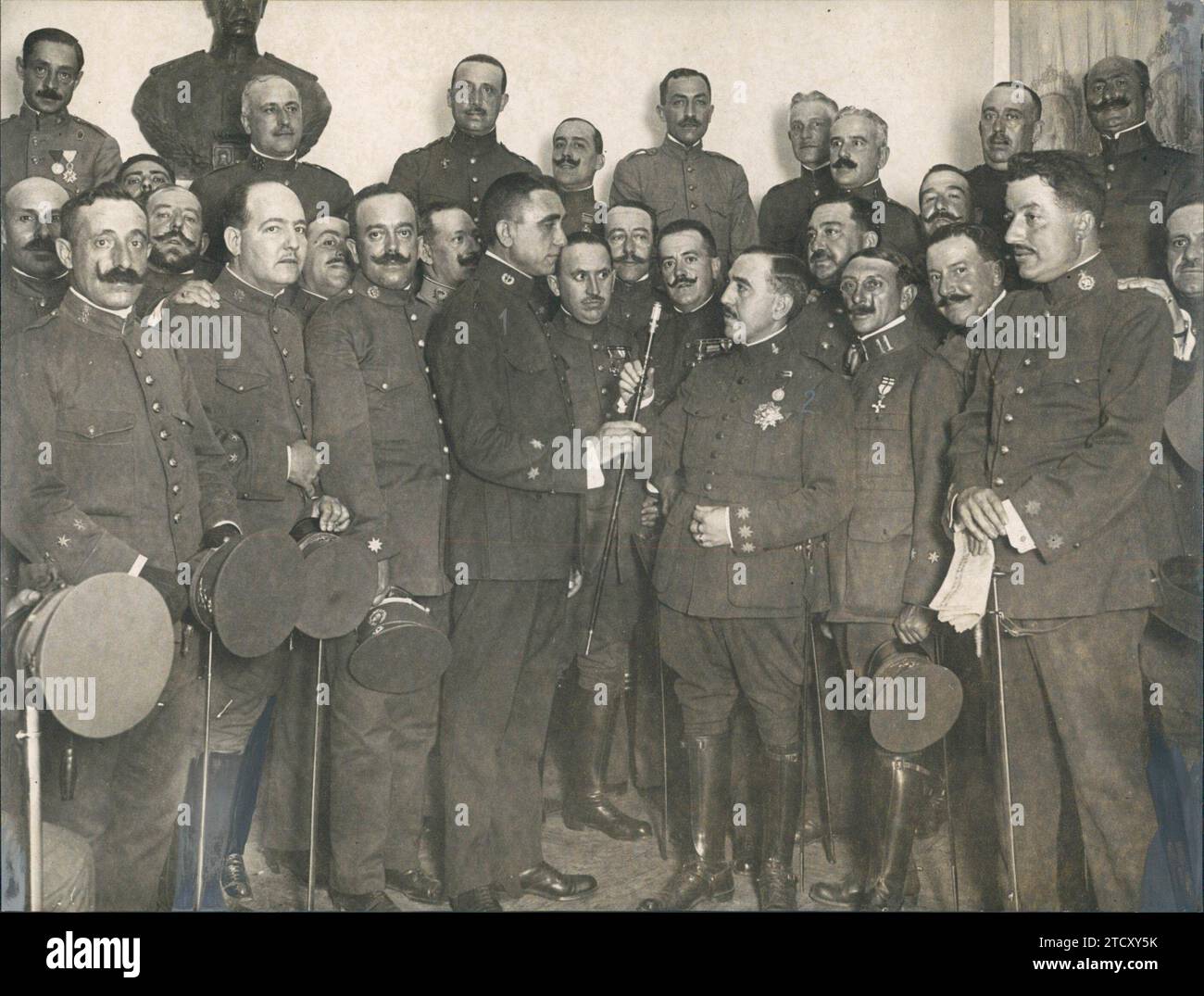 06/20/1919. Madrid. Al centro dell'esercito e della Marina. Il cappellano militare Eloy Gallego (1) consegna al colonnello José Riquelme (2) il bastone che gli è stato dato dai suoi compagni di classe della 6a classe dell'accademia di Fanteria, che stanno celebrando il loro 20° anniversario in questi giorni. Crediti: Album / Archivo ABC / José Zegri Foto Stock