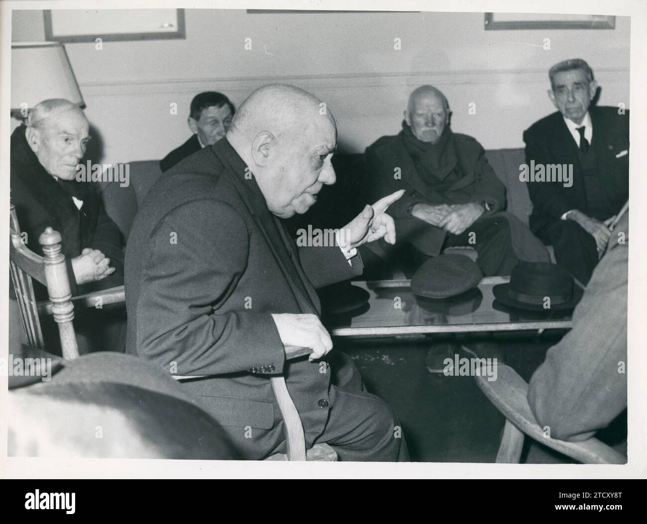 Madrid, 1966. A casa dell'ABC. Incontro dei sopravvissuti delle campagne a Cuba, nelle Filippine e a Porto Rico. Da sinistra a destra, Guillermo Pérez Aguado, Salvador Banus Rivé, Juan Bautista Esteller González, Baldomero Salavenada e Ricardo Roca Felicó. Crediti: Album / Archivo ABC / Manuel Sanz Bermejo Foto Stock