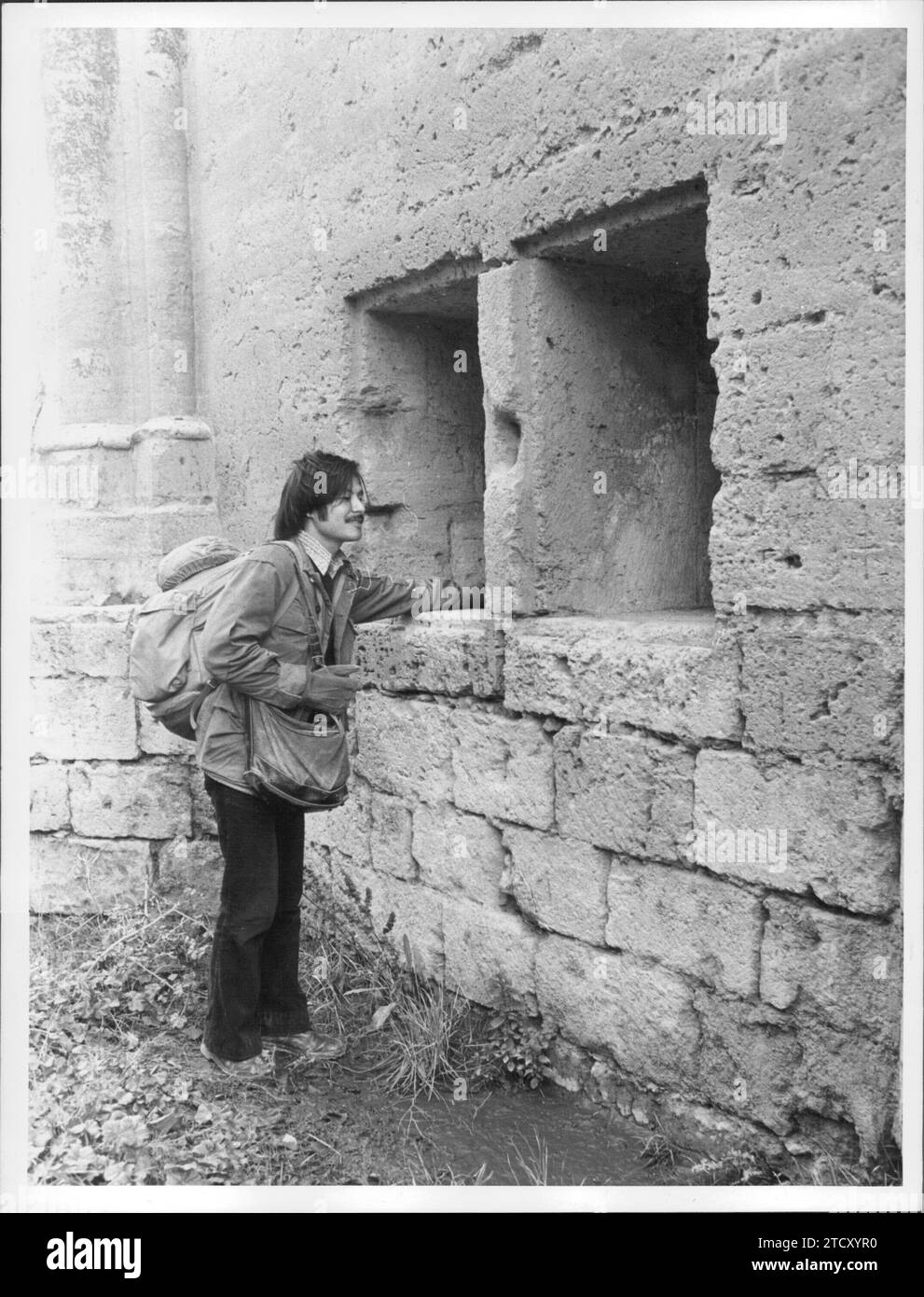 01/17/1975. Un giovane studente giapponese, Koji Kawai, autore di una guida turistica per la Spagna in giapponese, sta viaggiando a piedi per il cammino di Santiago, al fine di scrivere un nuovo libro. Nell'immagine le rovine di San Antón. In questi Hollows, il pellegrino ha sempre trovato vino e pane di segale. Crediti: Album / Archivo ABC / Luis Alonso Foto Stock