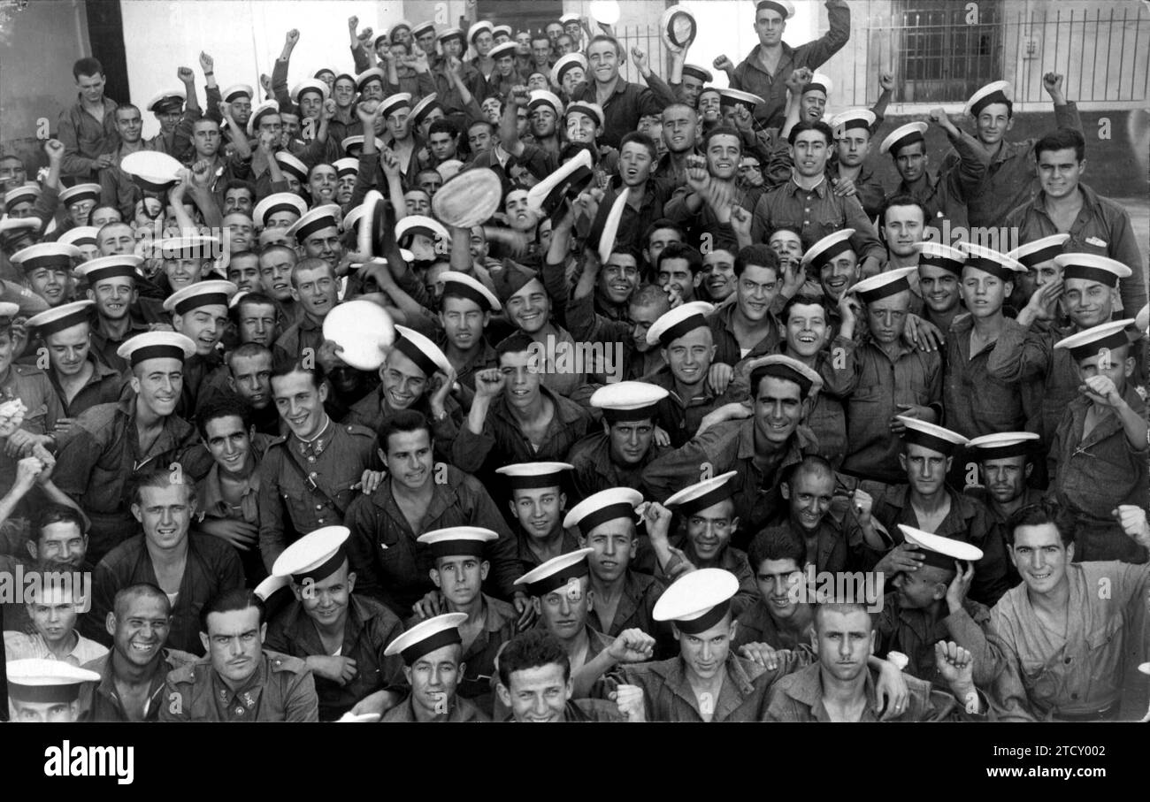 San Fernando (Cádiz), 1937 (ca.) I marinai della fanteria dei Marines, incoraggiando la Repubblica, durante l'atto della fraternità repubblicana in onore del viceammiraglio della base navale e del contrammiraglio di Arenal. Crediti: Album / Archivo ABC / Sáez Foto Stock