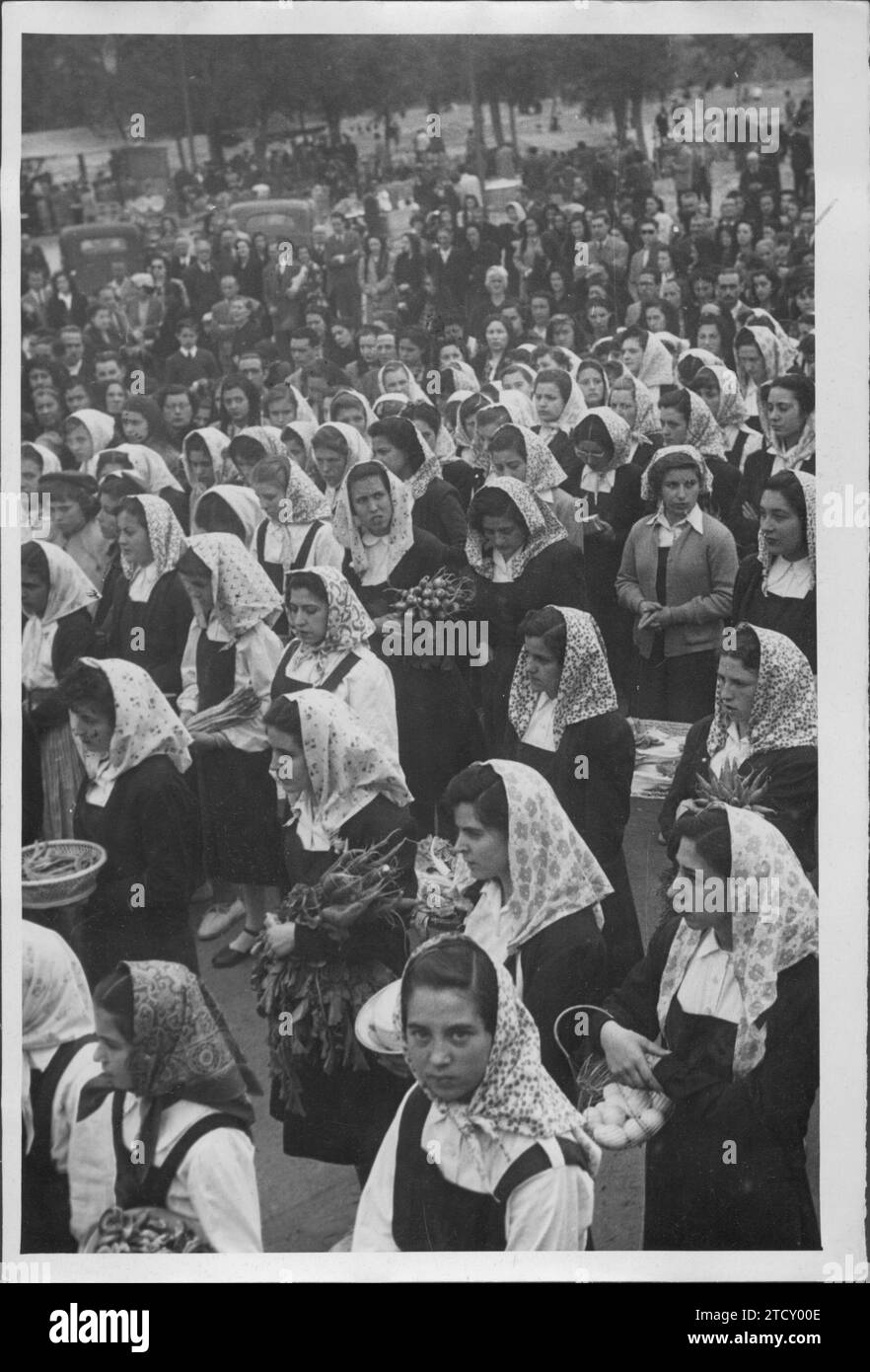 Le ragazze della fratellanza della città e della campagna partecipano alla messa celebrata il 15 maggio 1950, durante la quale sono stati benedetti i frutti che hanno offerto nel pomeriggio all'immagine di San Isidro. Crediti: Album / Archivo ABC / Manuel Sanz Bermejo Foto Stock