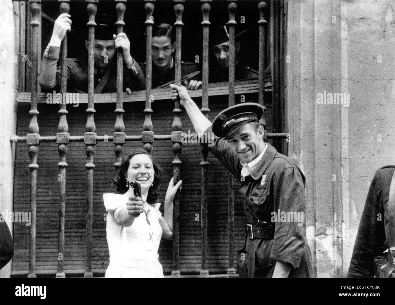 07/20/1936. Una donna che indica il fotografo, pochi giorni dopo l'inizio della guerra civile. Crediti: Album / Archivo ABC Foto Stock