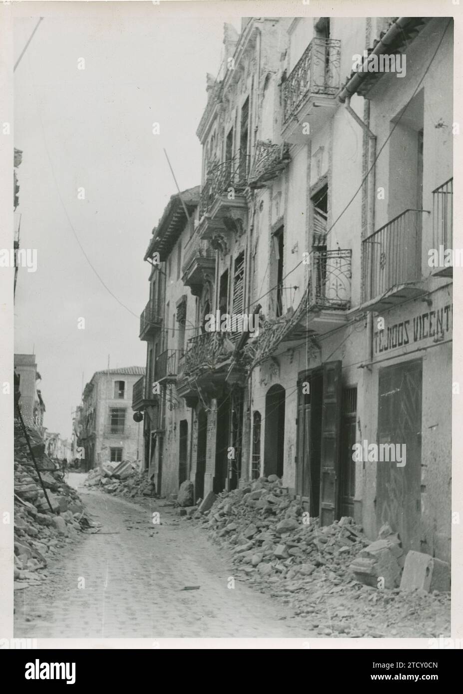 Nules (Castellón), giugno 1938. Guerra civile spagnola. Detriti e danni causati su una strada. Crediti: Album / Archivo ABC Foto Stock