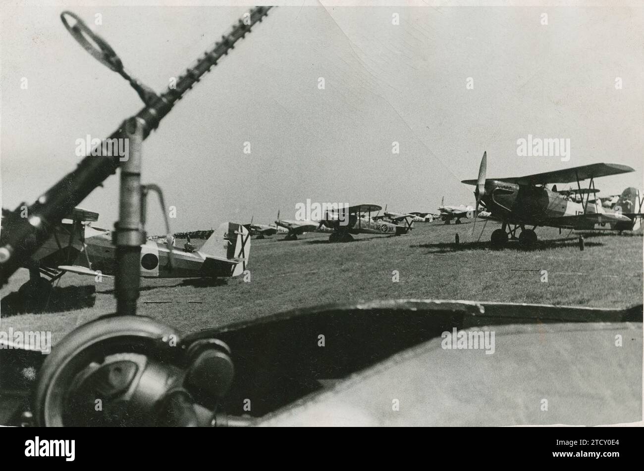 12/31/1938. Guerra civile spagnola. Un aspetto del campo di Barajas, durante la revisione effettuata dal generalissimo dell'aviazione nazionale in occasione dell'imposizione della medaglia militare ai piloti per il loro altruismo ed eroismo durante la guerra. Crediti: Album / Archivo ABC / J. Luis Pérez de Rozas Foto Stock