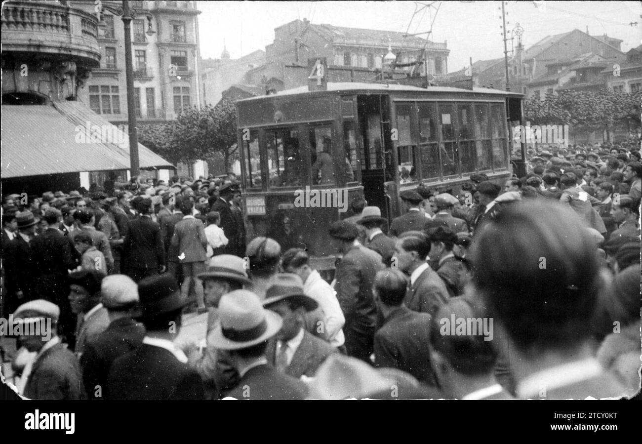 11/30/1931. Gli autisti del tram scioperano a Oviedo. Durante la corsa ciclistica, un tram guidato da soldati attraversava Uria Street, che era circondata dal pubblico, che ruppe alcune delle sue finestre. Crediti: Album / Archivo ABC / Mena Foto Stock