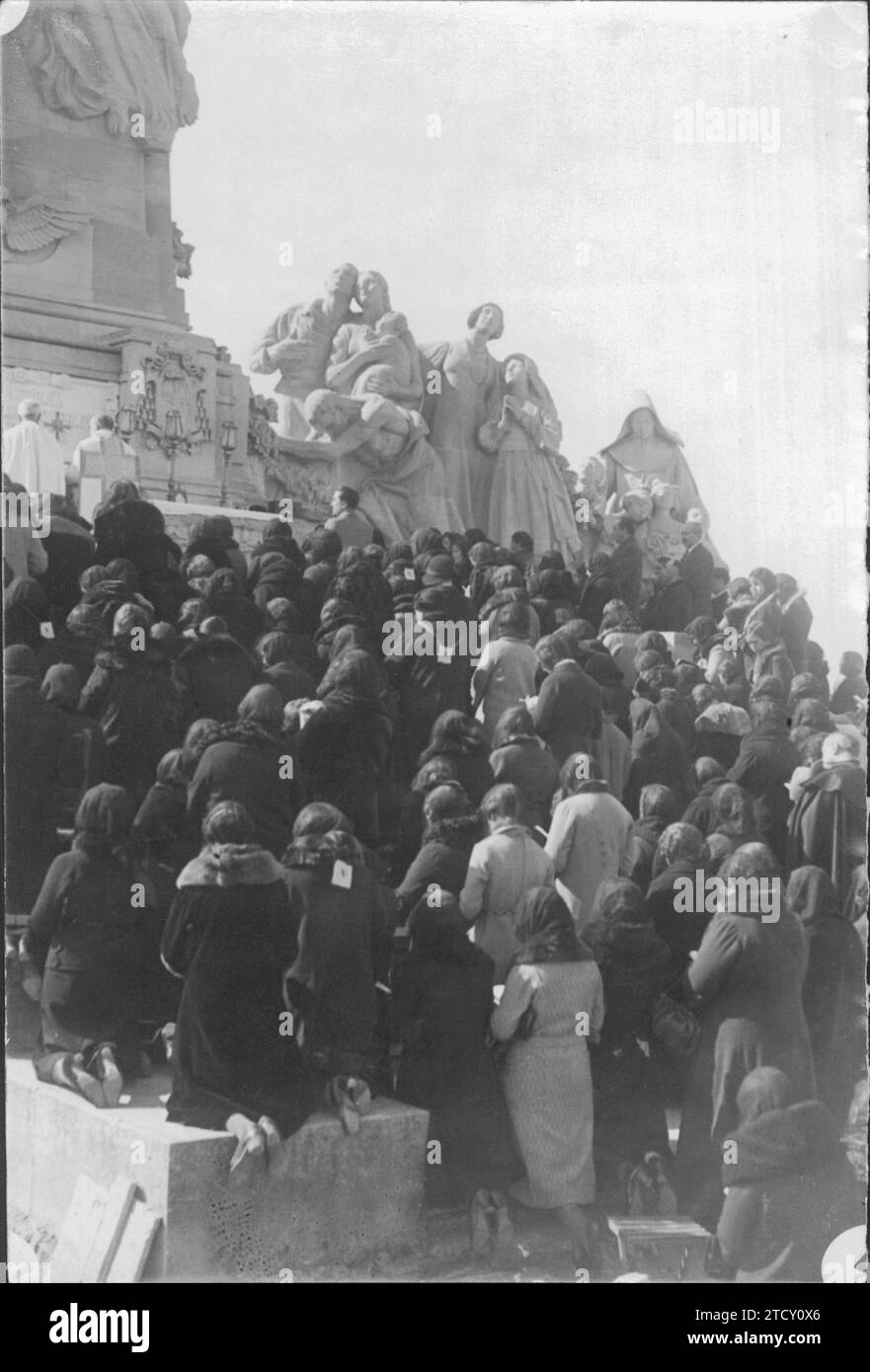 04/19/1932. Messa di comunione davanti al monumento al sacro cuore di Gesù. La presenza era molto numerosa. Crediti: Album / Archivo ABC / José Díaz Casariego Foto Stock