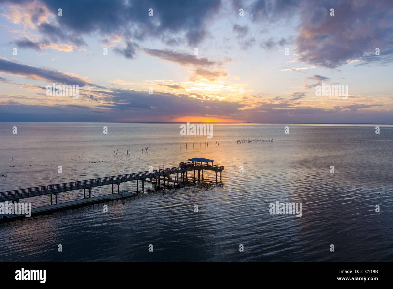 Il tramonto di dicembre a Mobile Bay al Mayday Park di Daphne, Alabama Foto Stock