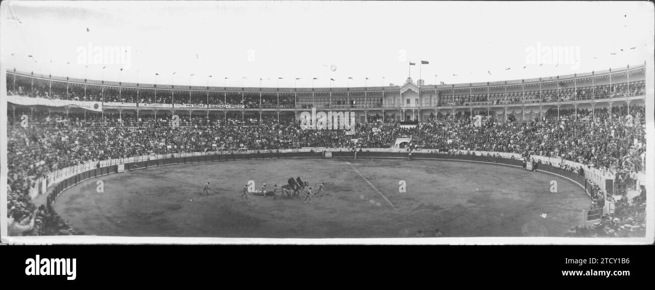 01/01/1950. Interno dell'arena del porto di Santa María al tempo del ritiro del Toro che è stato appena ucciso. Crediti: Album / Archivo ABC Foto Stock