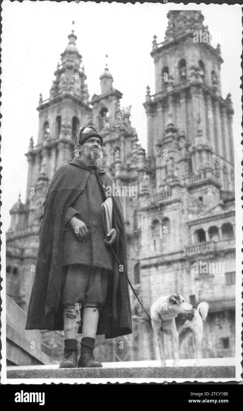 12/31/1964. Un pellegrino cieco che camminava sul Camino de Santiago guidato dal suo cane. Crediti: Album / Archivo ABC / Domínguez Foto Stock