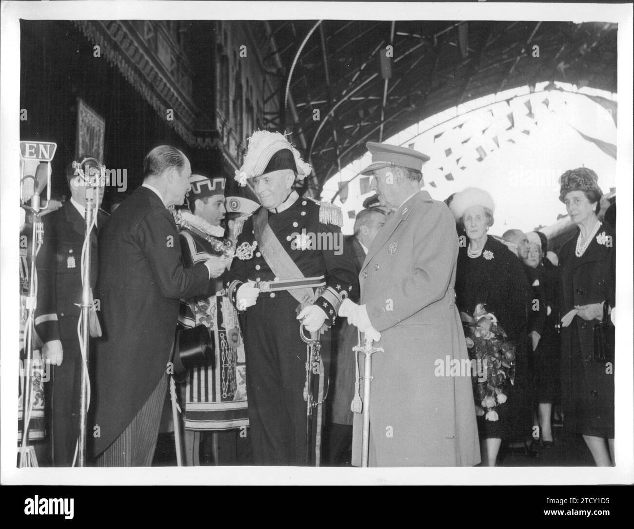 20/11/1961. Soggiorno del Presidente della Repubblica del Portogallo a Madrid, sua Eccellenza Americo Thomas. Nell'immagine, il momento del suo arrivo a Madrid in cui l'ammiraglio Thomas riceve la chiave d'oro di Madrid, che gli fu data dal conte di Mayalde con la cordiale e affettuosa accoglienza della capitale della nazione spagnola. Crediti: Album / Archivo ABC / Manuel Sanz Bermejo Foto Stock