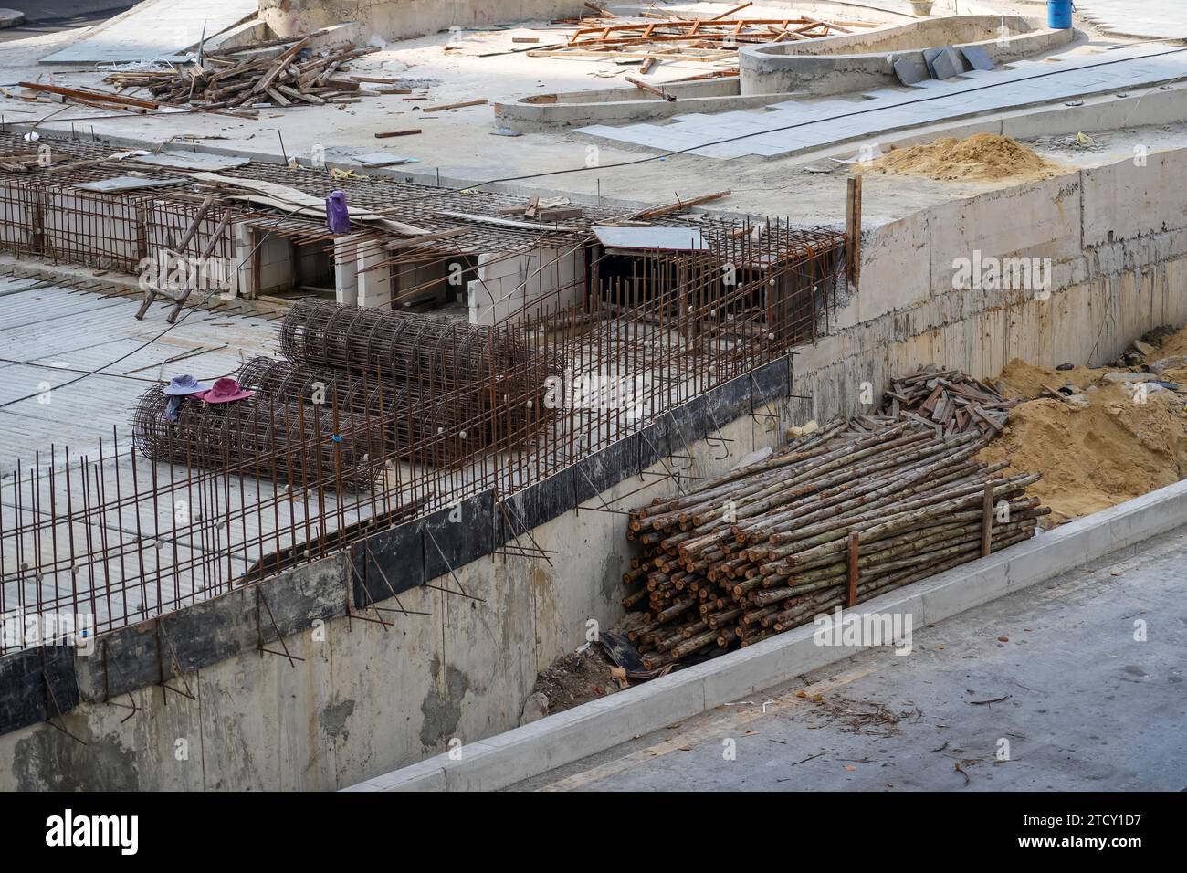 Cantiere con pozzo di fondazione per grattacielo monolitico rinforzato. Fondazioni a lastre monolitiche e travaso di calcestruzzo Foto Stock