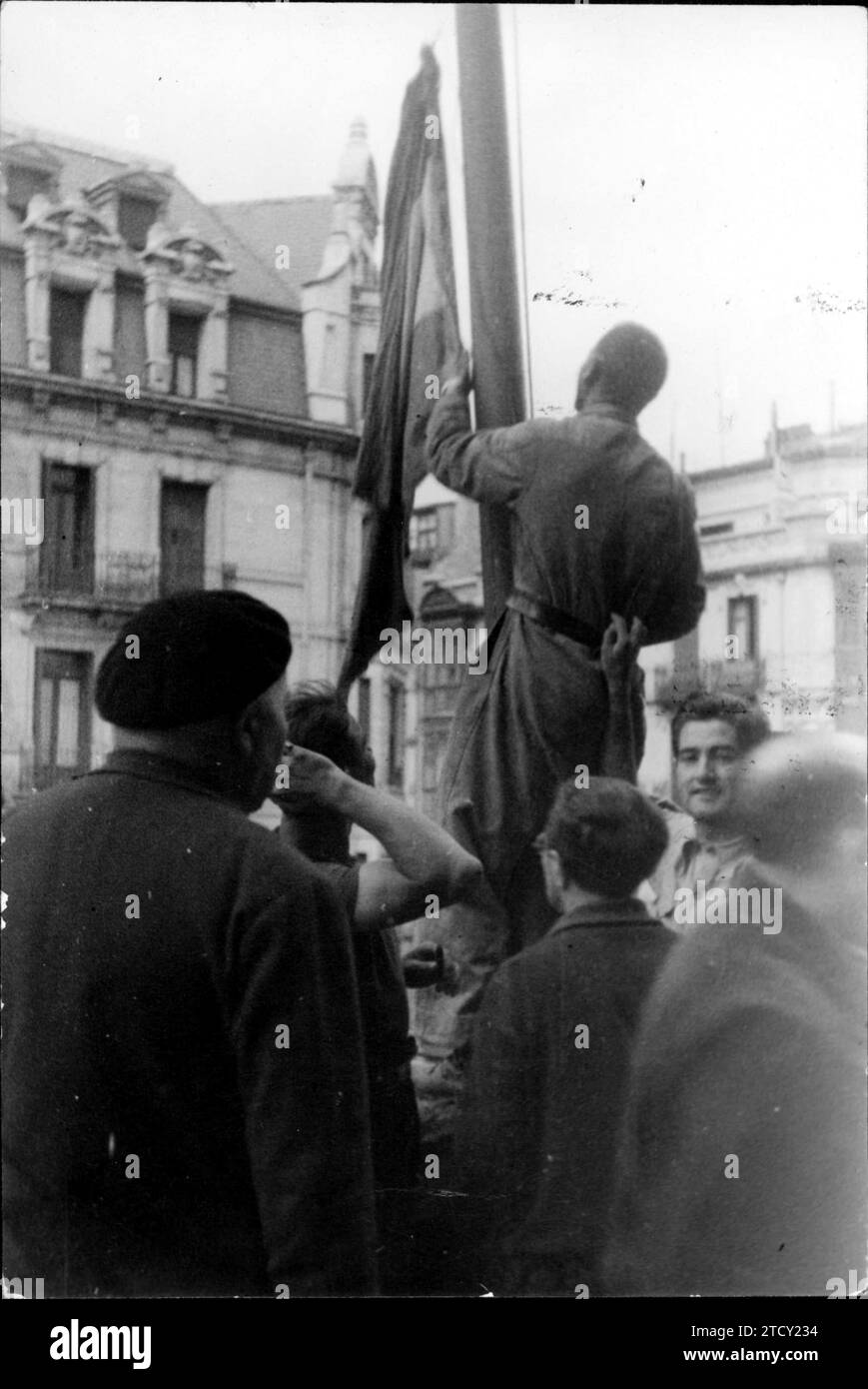 18/06/1937. Mettendo la bandiera nazionale nel consiglio di Bilbao, pochi istanti dopo la presa della città. Crediti: Album / Archivo ABC / Amado Foto Stock