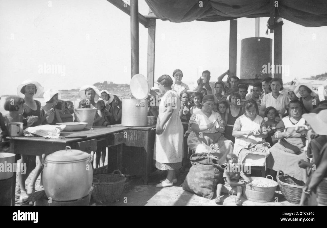 01/01/1930. Gruppo di persone che cucinano sulla spiaggia. Crediti: Album / Archivo ABC / Gerard Chinchilla Foto Stock