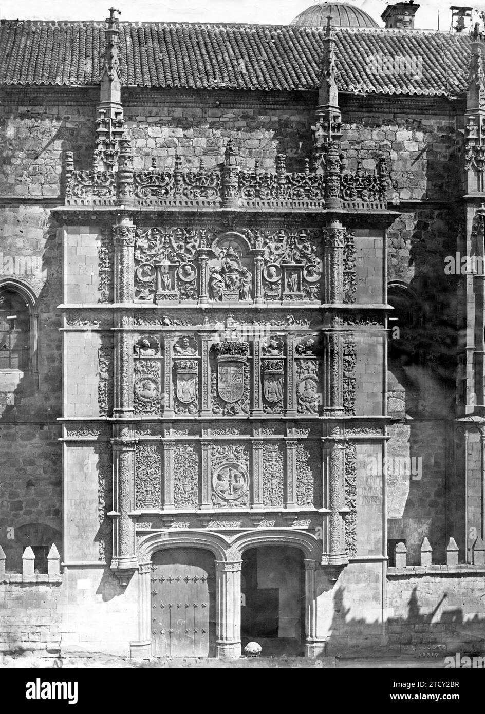 Salamanca, 1878 (CA.). Facciata dell'Università. L'edificio più emblematico dell'Università è quello noto come Escuelas Mayores, che iniziò la costruzione nel 1411. La facciata è l'elemento più noto: È divisa in tre sezioni. Il primo contiene il medaglione dei monarchi cattolici che detengono lo stesso scettro, e sulle loro teste il giogo di Ferdinando e le frecce di Isabella. Il secondo corpo contiene al centro lo scudo di Carlo V, sormontato da un globo e da una croce su una spettacolare corona; a destra l'aquila di San Giovanni e dei Re cattolici, a sinistra il Do Foto Stock