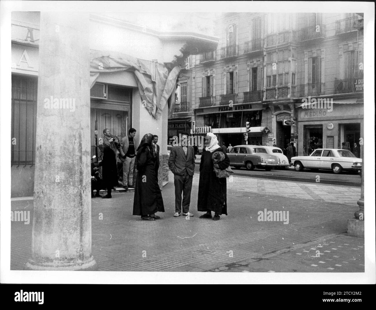 12/31/1969. Arabi e occidentali chiacchierano in una strada a Melilla. Crediti: Album / Archivo ABC Foto Stock